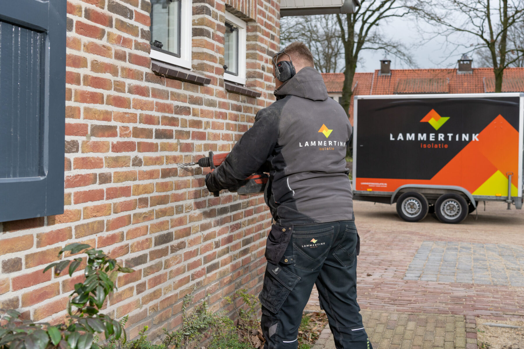Boren voor aanbrengen van spouwmuurisolatie