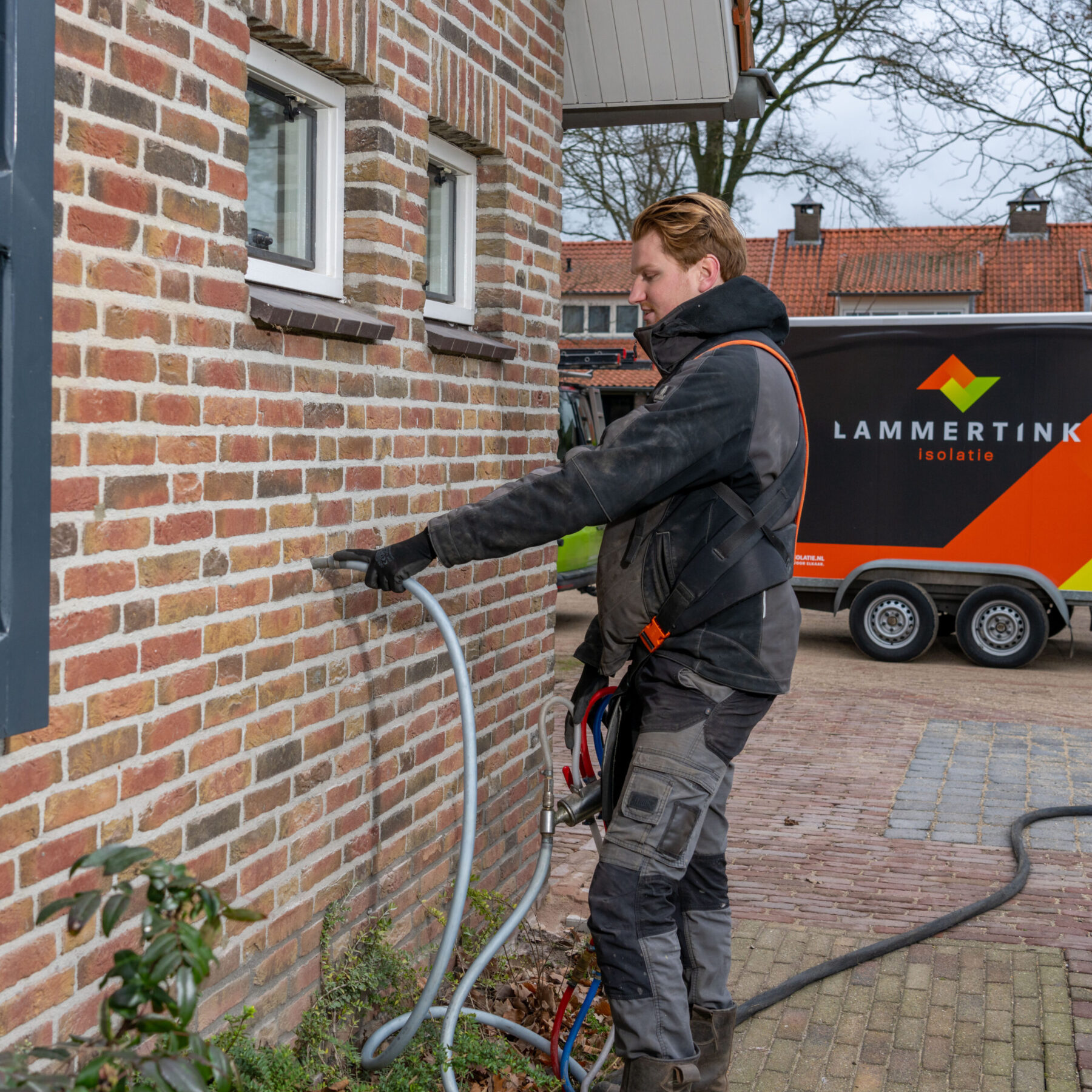 aanbrengen van isolatieschuim in spouwmuur