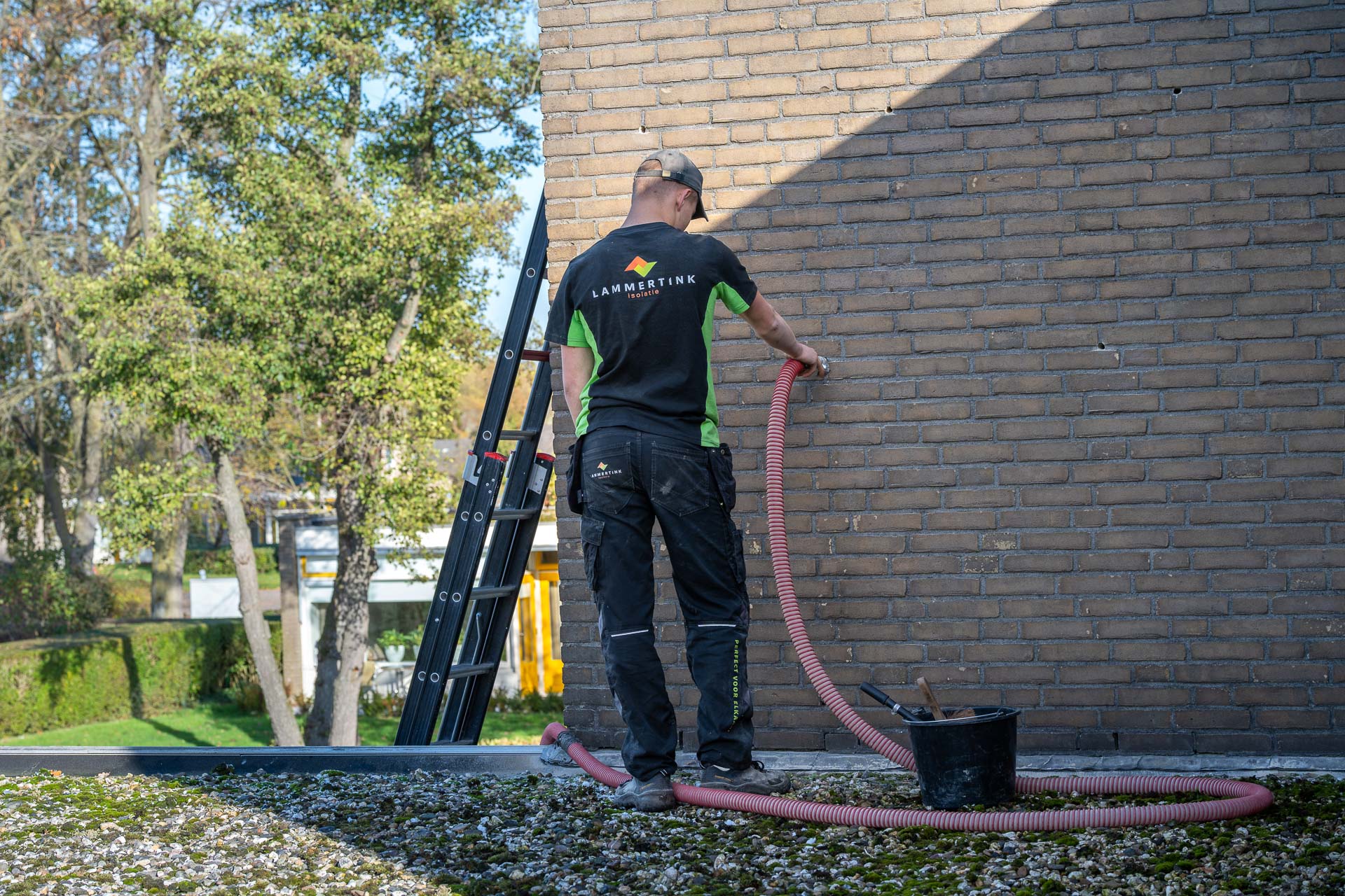 Aanbrengen spouwmuurisolatie door medewerker Lammertink Isolatie